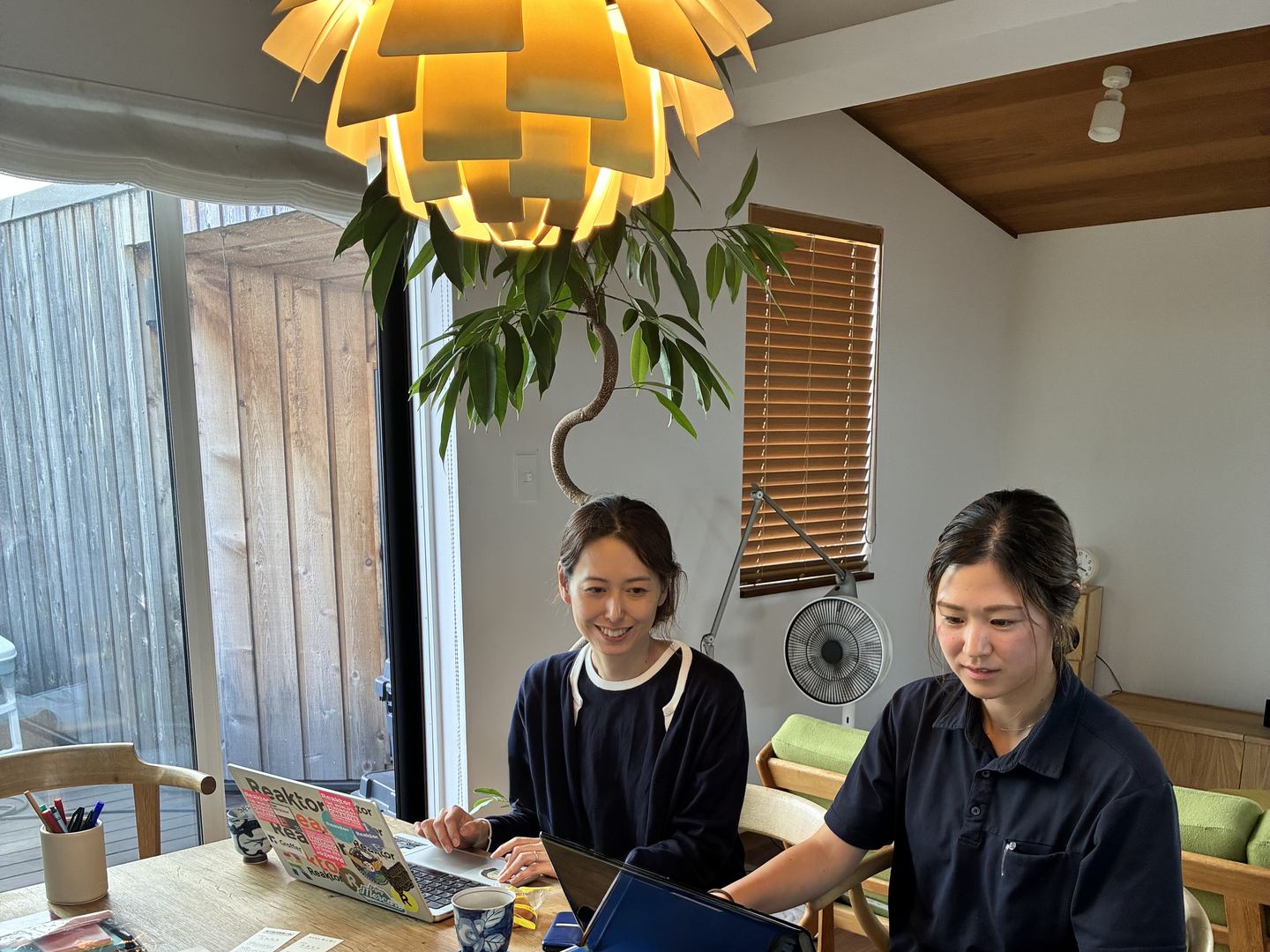 Risa（左）とまゆちゃん（右）が同じテーブルで作業する2.5時間のライブ伴走の一場面