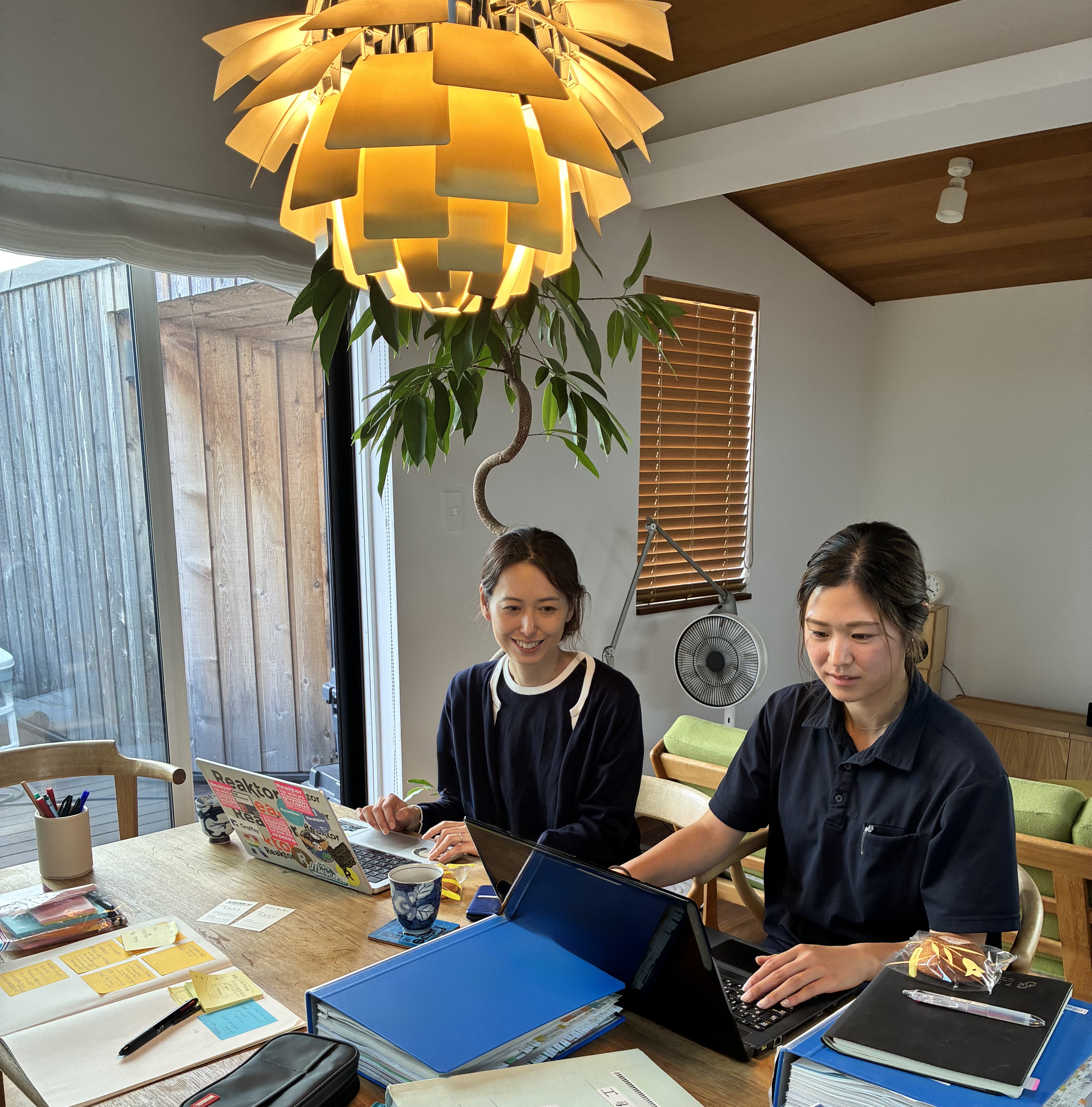 Risa（左）とまゆちゃん（右）が同じテーブルで作業する2.5時間のライブ伴走の一場面